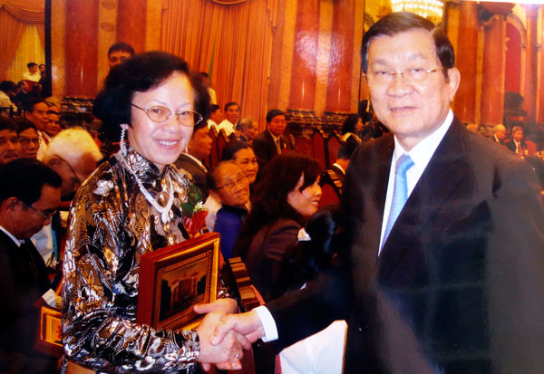 Nguyên Chủ tịch nước Trương Tấn Sang tặng quà cho Nhà giáo ưu tú Thái Thị Hạnh trong lần đại biểu các tỉnh về dự Đại hội Thi đua khuyến học cả nước lần thứ 3. Ảnh: Nhân vật cung cấp 