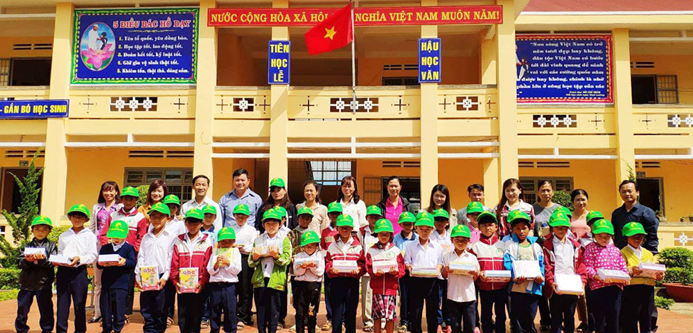 Đại diện Ban Dân vận huyện Lâm Hà trao quà cho các em Trường Tiểu học Phúc Thọ 2. Ảnh: T.Vũ