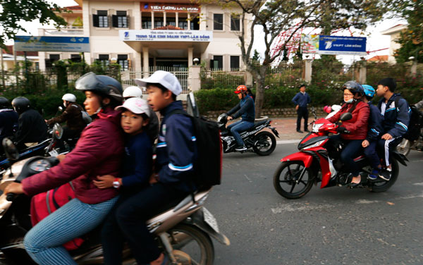 Hàng loạt phụ huynh, học sinh vẫn vi phạm Luật giao thông