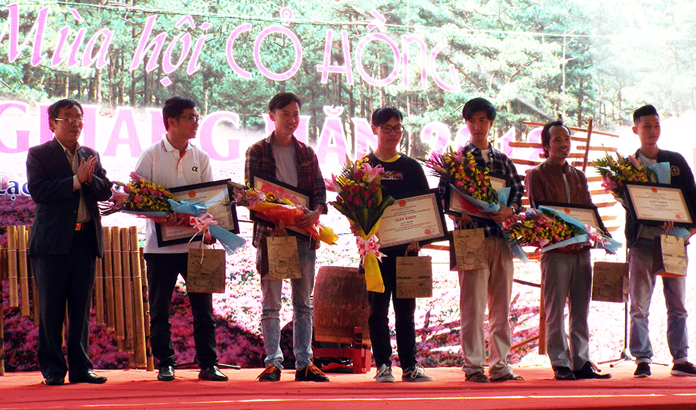 Trao giải thưởng cuộc thi ảnh “LangBiang mùa xuân về” các các tay máy chuyên nghiệp và không chuyên