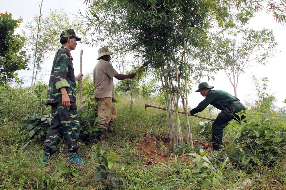 Lực lượng vũ trang huyện Ðạ Tẻh chung sức xây dựng nông thôn mới