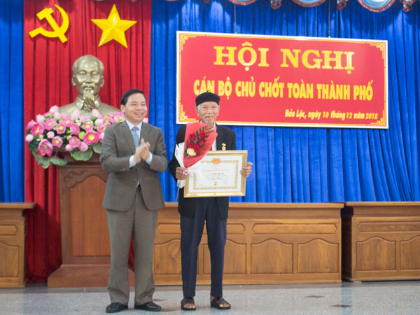 Đồng chí Nguyễn Văn Triệu, Tỉnh ủy viên, Phó Chủ tịch HĐND tỉnh, Bí thư Thành ủy Bảo Lộc, trao Huy hiệu Đảng cho đảng viên 70 năm tuổi đảng