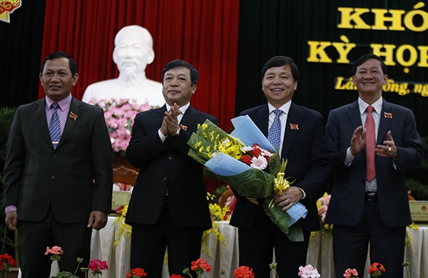 Lãnh đạo tỉnh tặng hoa cho ông Nguyễn Văn Triệu thôi giữ chức danh Phó Chủ tịch HĐND tỉnh khóa IX