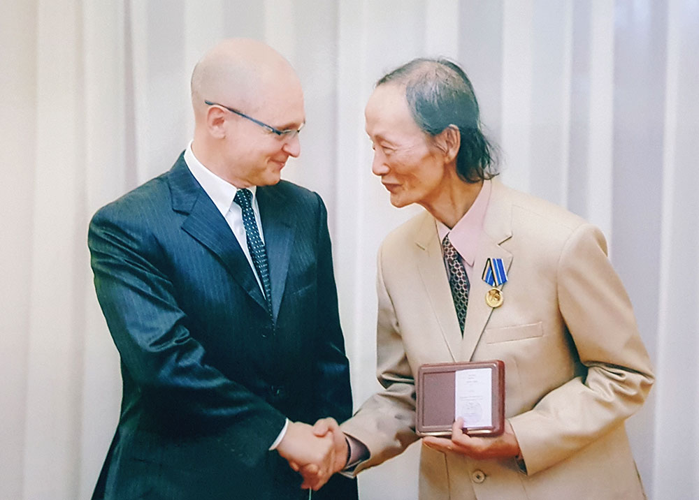 Ông Sergey Kirienko, Tổng Giám đốc Tập đoàn Rosatom trao tặng Huy chương cho  PGS.TS Nguyễn Mộng Sinh (Hình nhân vật cung cấp)