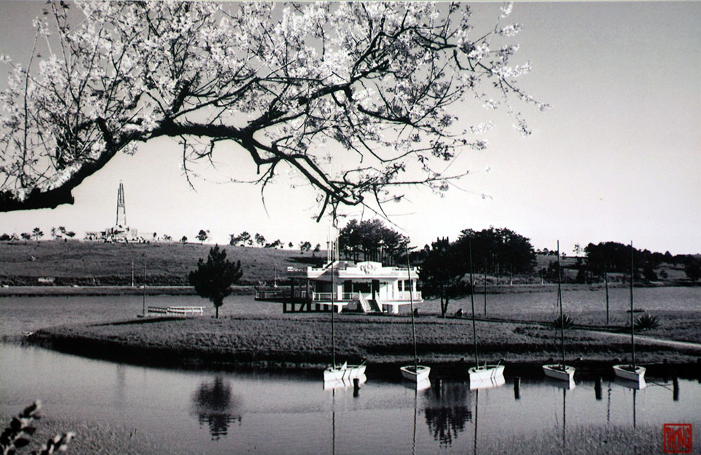 Tác phẩm “Thủy Tạ - Đà Lạt” chụp năm 1955. Ảnh: Đặng Văn Thông