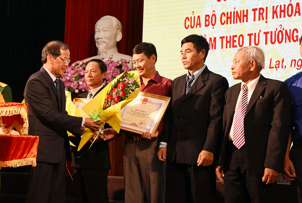 &quot;Đạo đức cách mạng&quot; của Hồ Chí Minh đối với công tác xây dựng Đảng hiện nay