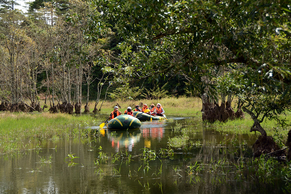 Chèo thuyền Kayak trên hồ Tuyền Lâm. Ảnh.Văn Báu