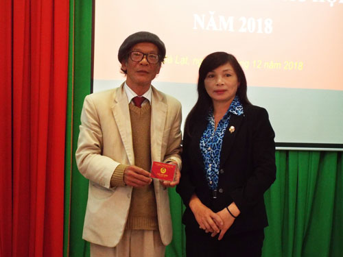 Chủ tịch Hội Nguyễn Thanh Đạm trao thẻ hội viên Hội NSNA Việt Nam và tước hiệu A.VAPA cho NSNA Trương Thị Hạnh