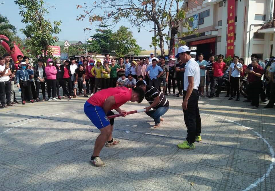 Thi đấu đẩy gậy tại Ngày hội Văn hóa Thể thao các xã nông thôn mới huyện Đạ Tẻh. Ảnh: Hữu Sang