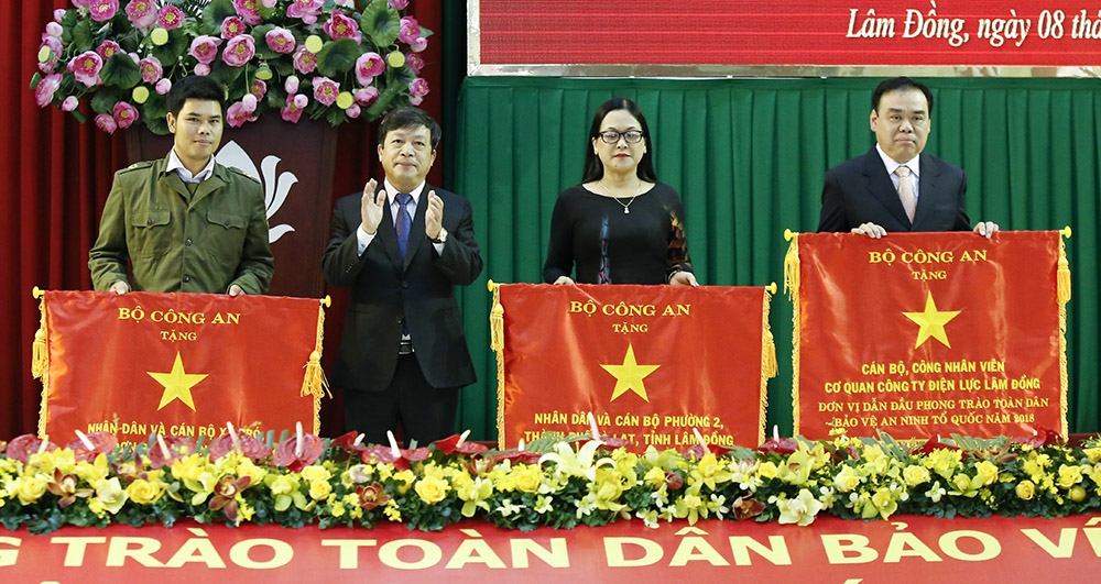 Chủ tịch UBND tỉnh tặng cờ thi đua của Bộ Công an cho 3 tập thể có thành tích xuất sắc trong phong tràoToàn dân bảo vệ ANTQ giai đoạn 2006-2016. Ảnh: C.PHONG