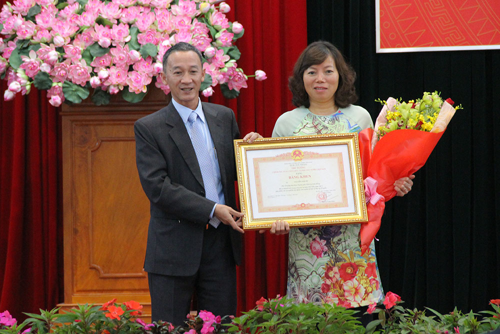 Dịp này đồng chí Nguyễn Thị Mỵ - Phó BTG Tỉnh ủy vinh dự nhận Bằng khen của Thủ tướng Chính phủ vì đã có thành tích xuất sắc trong công tác từ năm 2013 đến năm 2017, góp phần vào sự nghiệp xây dựng chủ nghĩa xã hội và bảo vệ Tổ quốc.