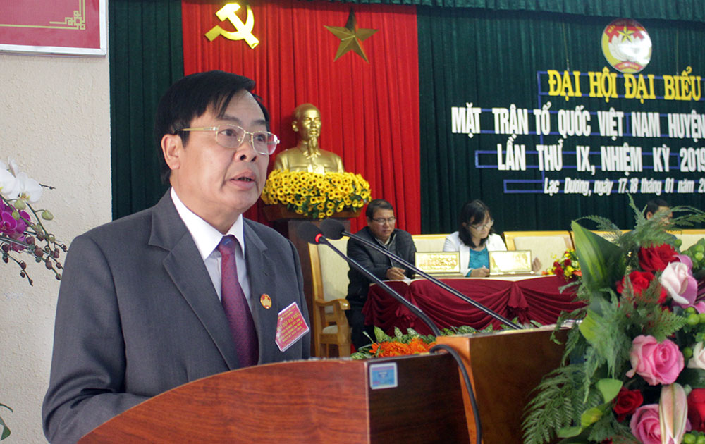 14h30’: Chủ tịch UBMTTQ huyện Lạc Dương Trần Xuân Sáng thông qua nội quy, chương trình đại hội.