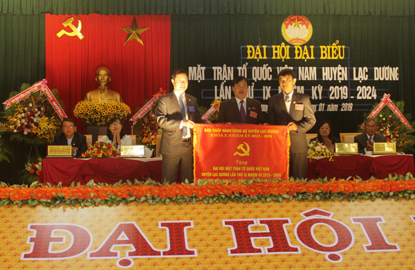 Tỉnh ủy viên, Bí thư Huyện ủy Lạc Dương Phạm Triều trao tặng bức trướng cho đại hội