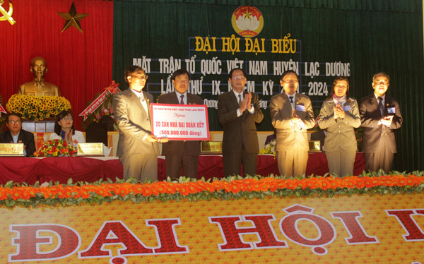 Ủy viên Ban Thường vụ Tỉnh ủy - Chủ tịch UBMTTQ tỉnh Nguyễn Trọng Ánh Đông trao tặng 500 triệu đồng xây nhà đại đoàn kết cho hộ nghèo