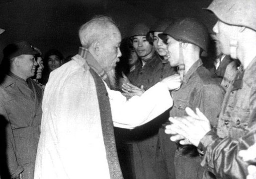 Chủ tịch Hồ Chí Minh thăm một đơn vị bộ đội không quân trực chiến trong ngày tết của dân tộc, 9/2/1967. Ảnh tư liệu