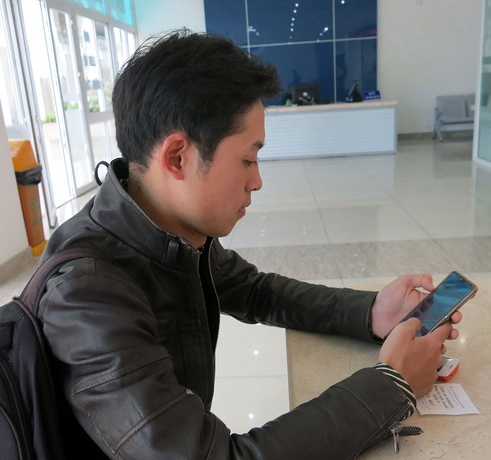 Huỳnh Bảo Thịnh tiếp nhận thông tin qua Cổng hành chính công tỉnh Lâm Đồng trên ứng dụng Zalo