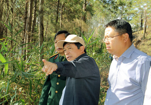 Chủ tịch UBND tỉnh Đoàn Văn Việt kiểm tra và chỉ đạo công tác quản lý, bảo vệ rừng. Ảnh: Minh Đạo