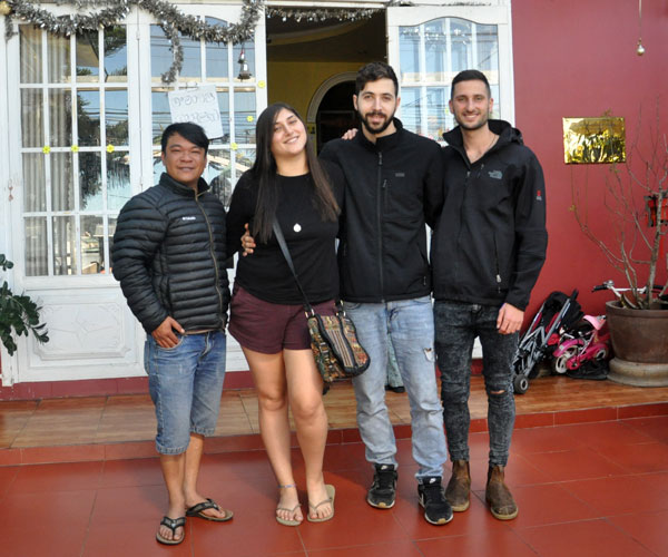 Topaz Hagag (thứ hai, trái qua) cùng những người bạn và ông chủ Authentic Homestay tại Đà Lạt