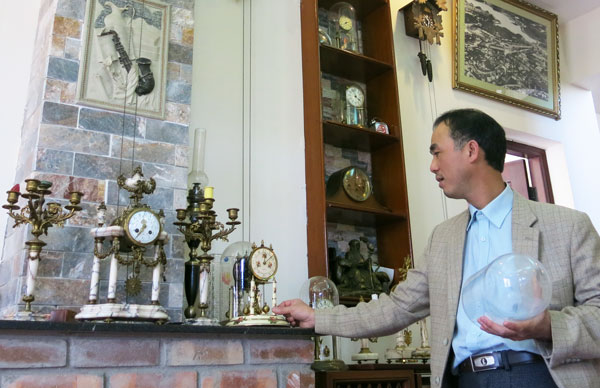 Anh Trần Văn Thiêm với bộ sưu tập đồng hồ cổ