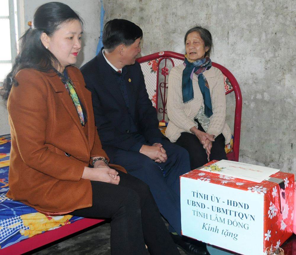 Đồng chí Trần Đức Quận ân cần thăm hỏi động viên bà Đặng Thị Năng - vợ liệt sĩ Lê Văn Chi