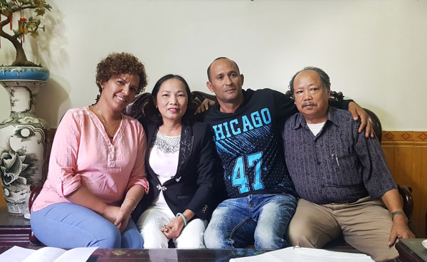 Yoanna và gia đình bà Nguyễn Thị Hương