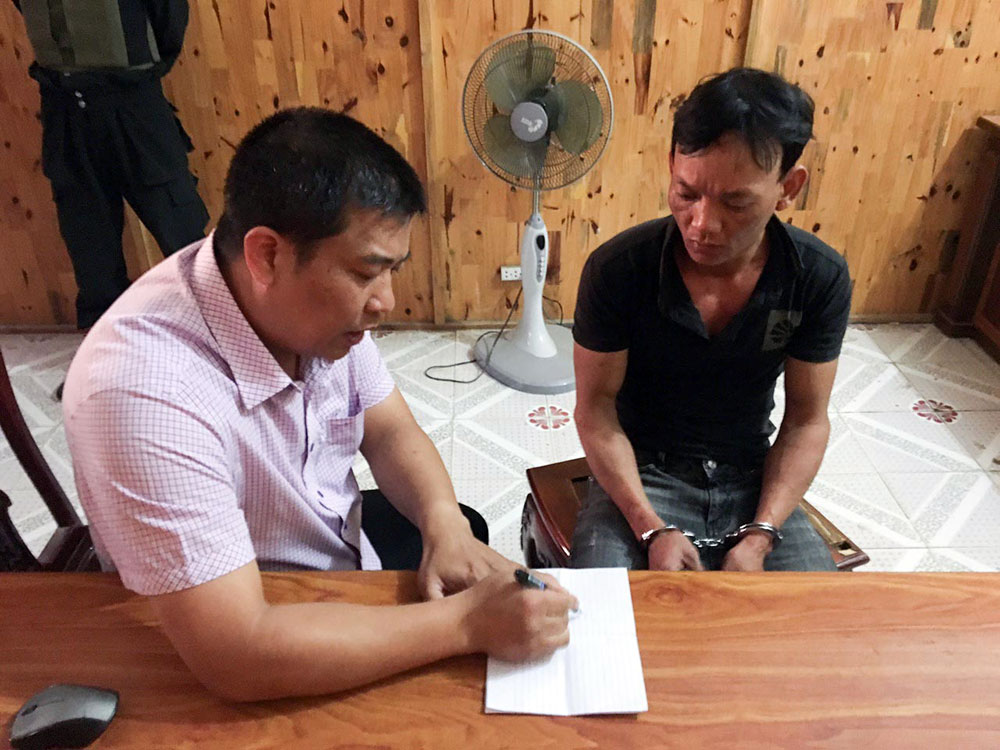 Nghi phạm phạm tội giết người Nguyễn Duy Hiệp (tay phải) bị bắt ssau 3 ngày lẩn trốn. Ảnh: Hoàng Thạch