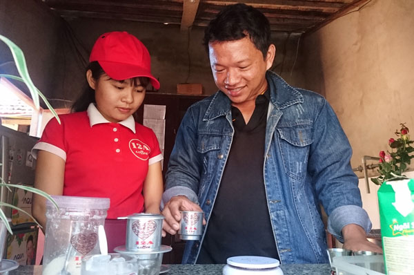 Nguyễn Trí Tuệ hướng dẫn nhân viên tại 12A cách pha chế cà phê