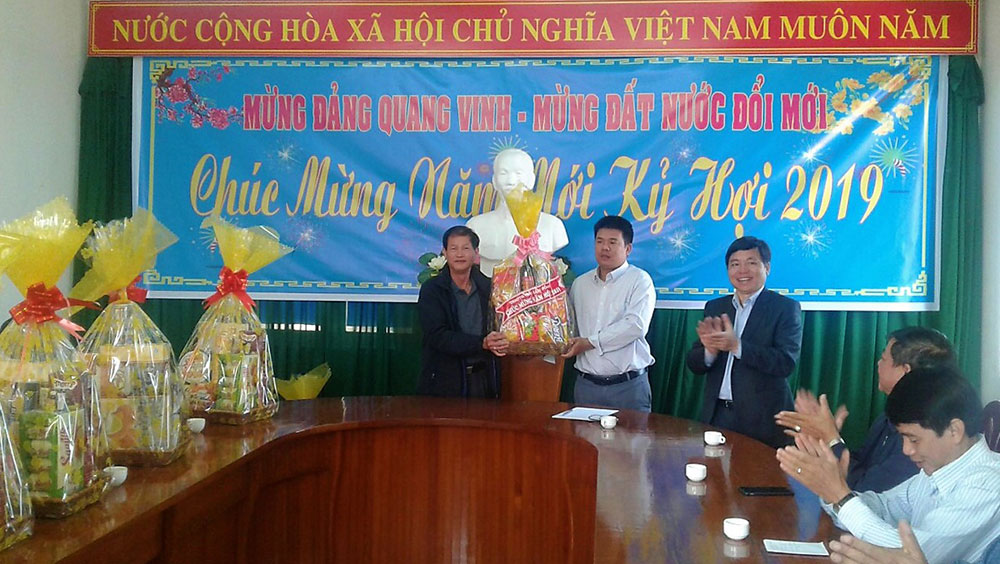 Chủ tịch UBMTTQ Việt Nam tỉnh tặng quà Tết tại TP Bảo Lộc và huyện Di Linh