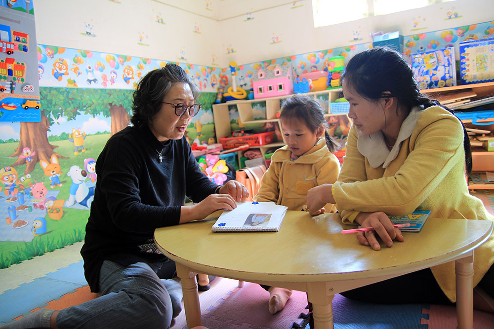 Cô Choi Young Sook cố gắng dạy nhiều nghề cho các em học sinh khiếm thính, để các em biết được thế mạnh của mình