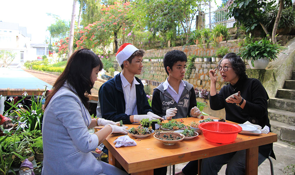 Tiến sĩ Choi Young Sook hướng dẫn phụ huynh cùng học với trẻ khiếm thính