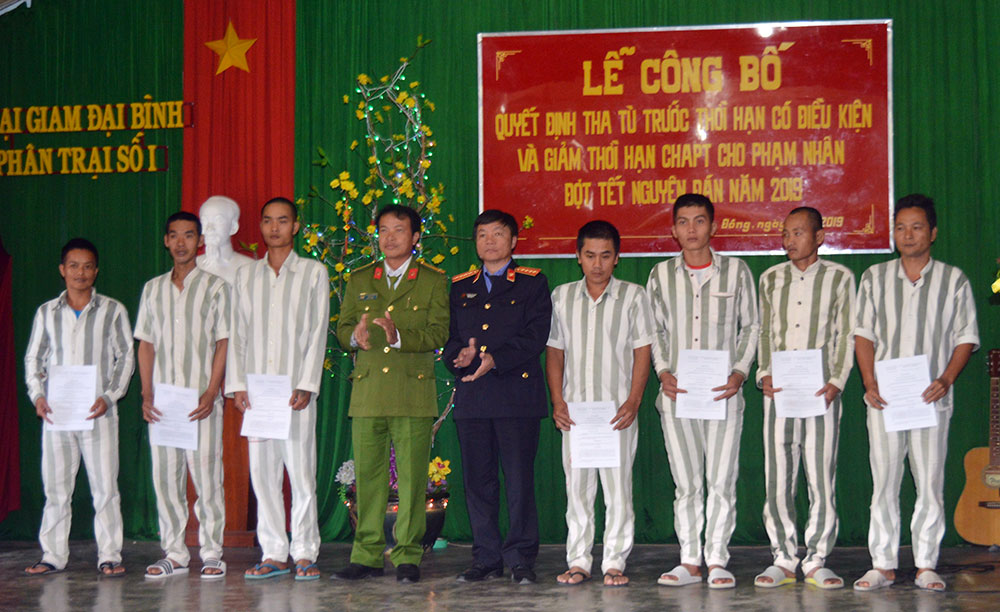 Trung tá Bùi Ngọc Dũng, Giám thị Trại giam Đại Bình và ông Vương Khả Lợi, Phó Viện trưởng Viện KSND Lâm Đồng trao quyết định giảm án cho phạm nhân 