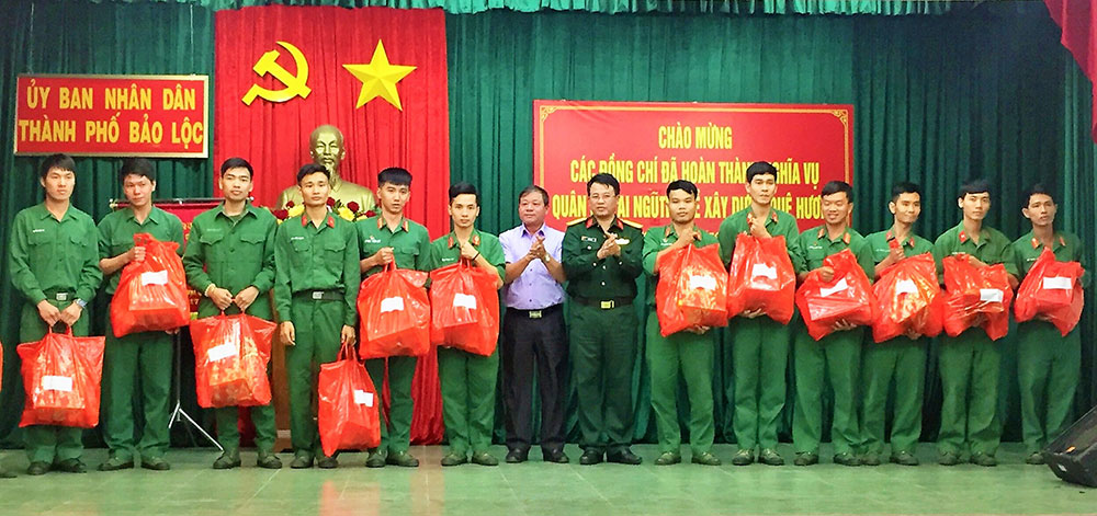 Bảo Lộc đón 104 quân nhân hoàn thành nghĩa vụ quân sự trở về địa phương