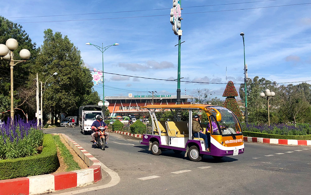 Xe điện chở khách từ Bến xe Phương Trang Đà Lạt. Ảnh: D.Thương