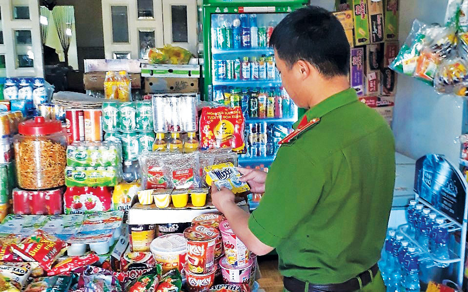 Công an huyện Di Linh tiến hành kiểm tra hàng hóa dịp cuối năm. Ảnh:K.Phúc