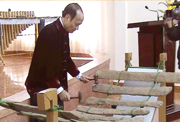 Nghệ sĩ Đỗ Lộc đang biểu diễn đàn đá. Ảnh tư liệu Bảo tàng Lâm Đồng
