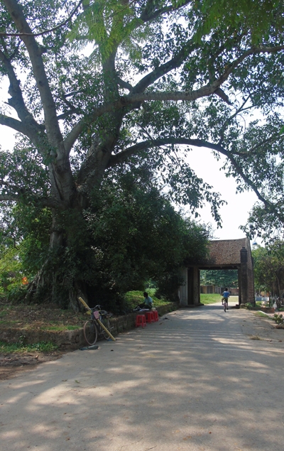 Cổng làng Mông Phụ (Đường Lâm) được làm theo kiểu “Thượng gia hạ môn” có nghĩa là trên là nhà, dưới là cổng