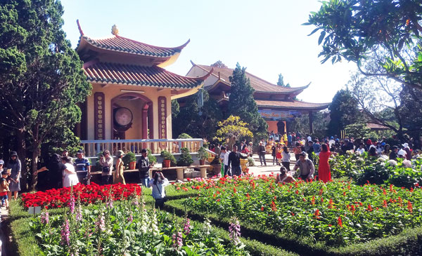 Du khách đến lễ bái Phật tại Chánh điện và chiêm ngưỡng lầu trống