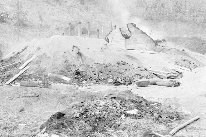 Kho thóc ở Bến Đền, tỉnh Hoàng Liên Sơn (nay thuộc Lào Cai) bị địch đốt cháy trước khi rút chạy. (Ảnh: Nguyễn Trân/TTXVN)