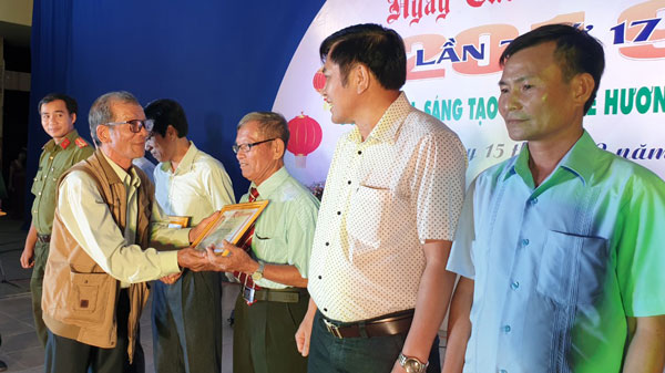 Chủ tịch Hội VHNT Lâm Đồng Nguyễn Thanh Đạm tặng giấy khen cho các cộng tác viên có nhiều đóng góp vào sự phát triển VHNT Đạ Tẻh