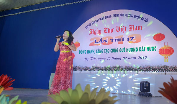 Biểu diễn tiết mục thơ nhạc của hội viên Hội VHNT Lâm Đồng