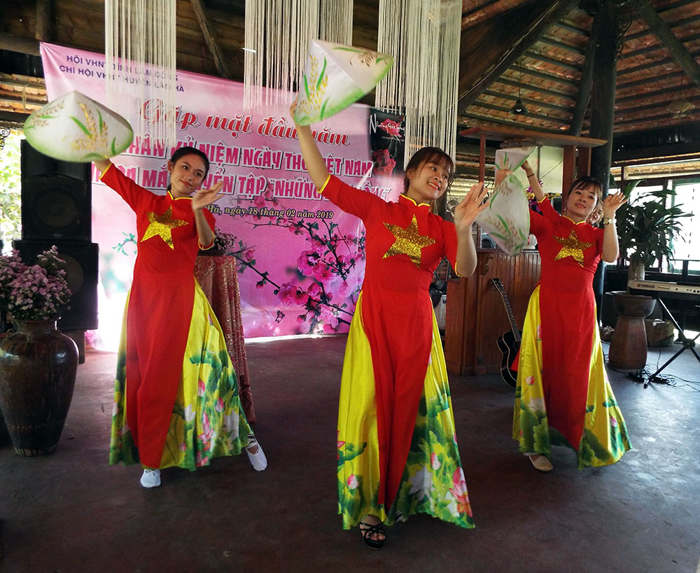 Xen lẫn thơ là các tác phẩm âm nhạc ngợi ca quê hương Lâm Hà được dàn dựng công phu biểu diễn múa hát