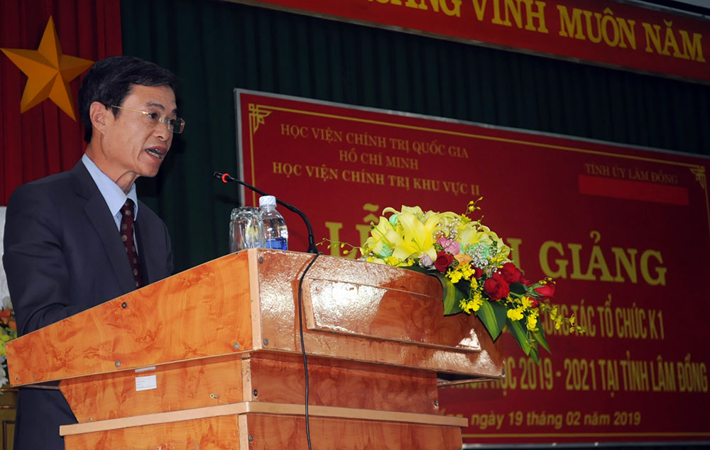 Đồng chí Trần Duy Hùng – Trưởng Ban Tổ chức Tỉnh ủy phát biểu tại lễ khai giảng