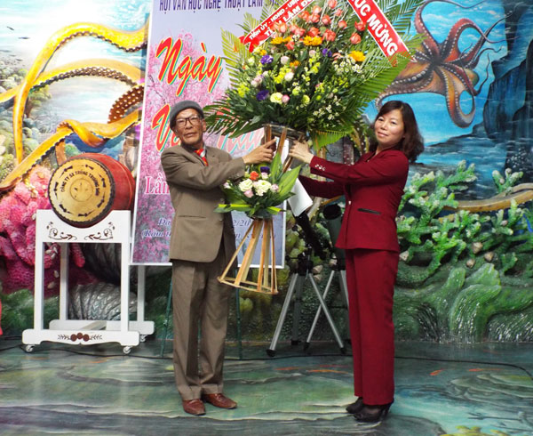 Bà Nguyễn Thị Mỵ - Phó Ban Tuyên giáo Tỉnh uỷ Lâm Đồng phát biểu và tặng hoa cho đại diện văn nghệ sĩ