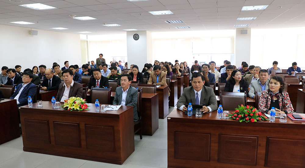 Lãnh đạo HĐND, UBND tỉnh Lâm Đồng và đại diện các sở, ban, ngành, doanh nghiệp du lịch trên địa bàn tỉnh Lâm Đồng tham dự Hội nghị
