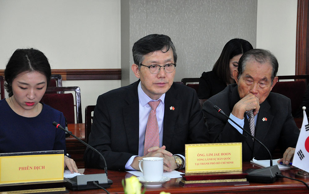 Ông Lim Jea- hoon - Tổng lãnh sự Hàn Quốc tại TP HCM (giữa)