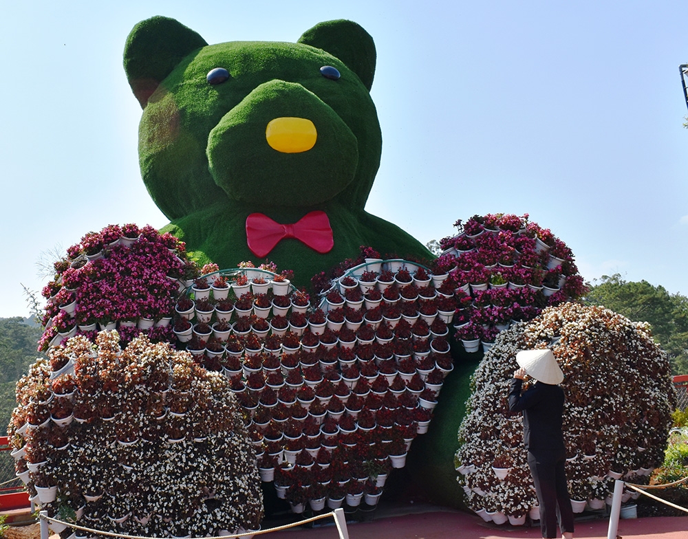 Chú gấu khổng lồ ôm trái tim hoa