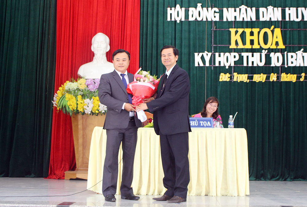 Đồng chí Nguyễn Quang Minh- UVBTV Huyện ủy, Chủ tịch HĐND huyện Đức Trọng, tặng hoa chúc mừng tân Phó Chủ tịch UBND huyện nhiệm kỳ 2016-2021