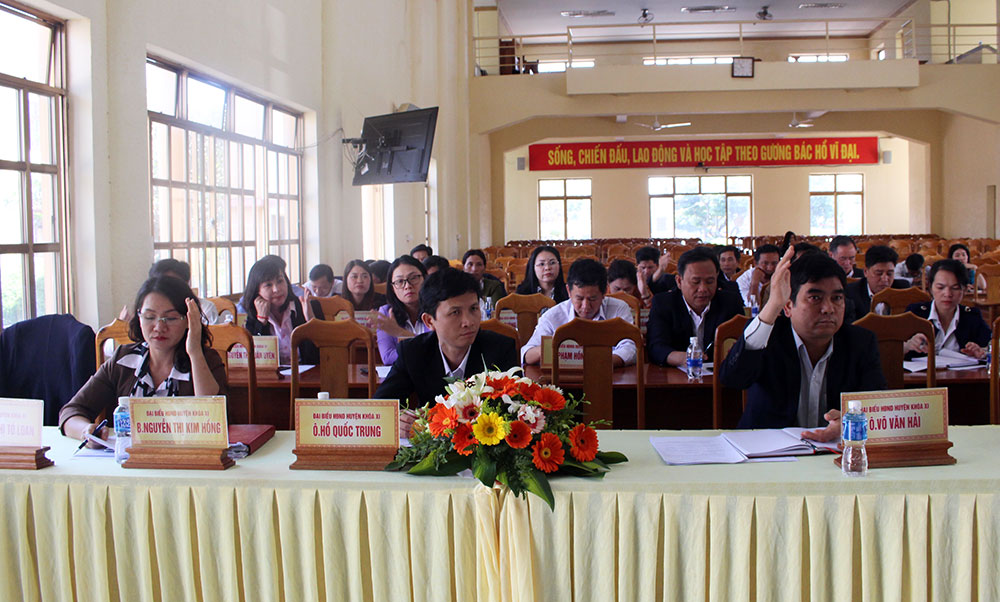 Các đại biểu bỏ phiếu thông qua Nghị quyết tại kỳ họp