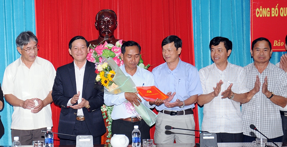 Đồng chí Trần Đức Quận trao quyết định của Ban Thường vụ Tỉnh ủy Lâm Đồng cho đồng chí K’ Lìn. 