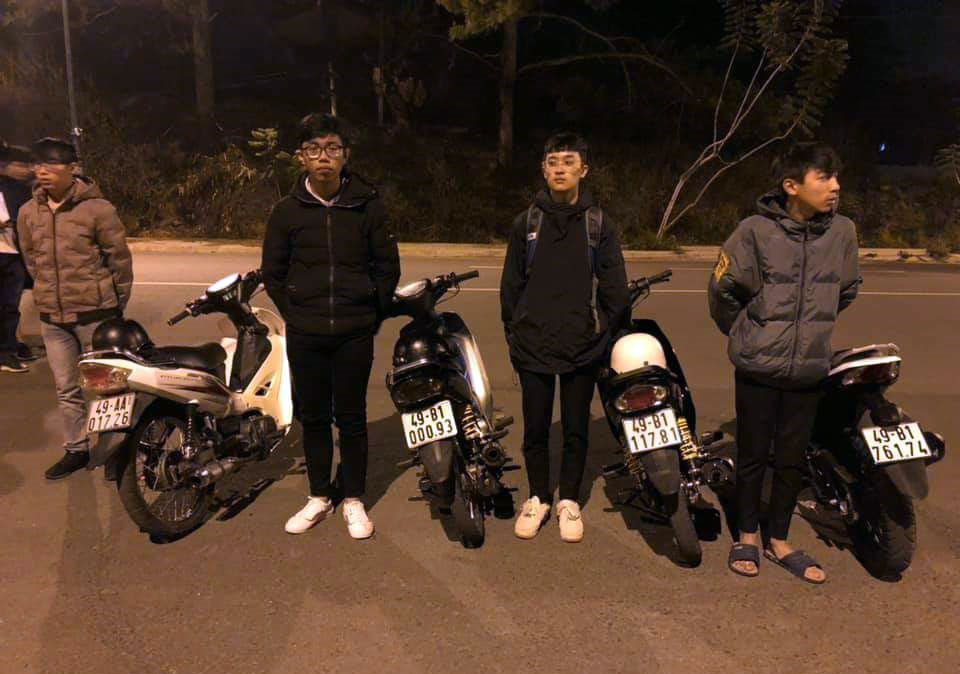 Một trong nhiều nhóm thanh niên tụ tập bốc đầu, nẹt pô xe máy Đội CSGT TP Đà Lạt phối hợp bắt quả tang mấy ngày vừa qua